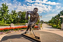A bronze statue of Richard in full uniform and a skating pose