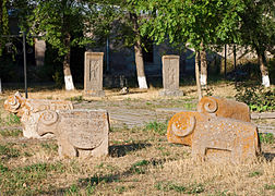 Pierres tombales en forme de bélier et khatchkars dans le Karadaran (« dépôt de pierres ») du musée.