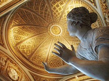 Socha dcery Niobé stižené hněvem bohyně Artemis. Sál Niobé ve florentské galerii Uffizi obsahuje římské kopie pozdně helénistického umění.