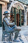 Il caffè storico A Brasileira, con la scultura in bronzo di Fernando Pessoa