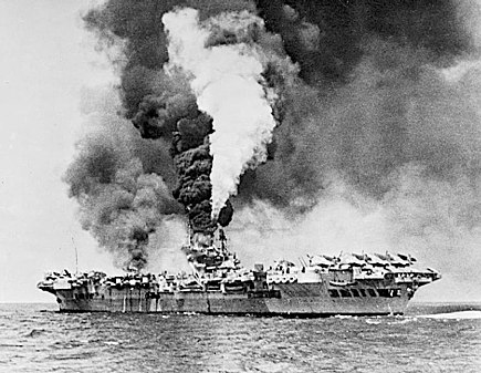 HMS Formidable 67 sutan, maiatzaren 4an, kamikaze eraso baten ostean. Ontzia berrogeita hamar minutuz egon zen ekintzatik kanpo.