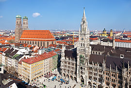 מבט על מינכן. מימין: בית העירייה; משמאל: קתדרלת פראואנקירכה