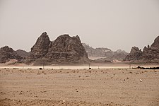 Formacións rochosas de Uadi Rum xunto cos campamentos beduínos