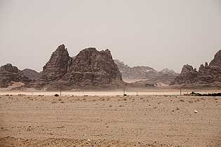 Stjenovite formacije Wadi Ruma duž beduinskih naselja