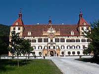 Fachada do Palácio de Eguemberga com o portal de entrada