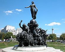 Groupe sculpté en bronze composé de Marianne debout sur un char tiré par deux lions.