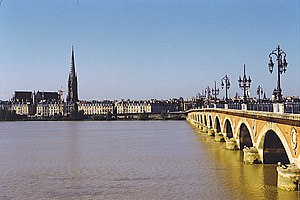 Die sentrum van Bordeaux met die Garonne.