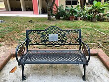 A park bench with a memorial plaque dedicating to Heng