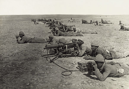 Alman yapımı Maschinengewehr 08 (MG08) makineli tüfek donanımlı Osmanlı birliği (İkinci Gazze Muharebesi sırasında, Tel el-Şeriye, 1917).(Üreten: American Colony Jerusalem)