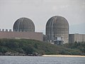 Kernkraftwerk Nr. 3. Rechts davor das östliche Ende des Badestrands von Nanwan