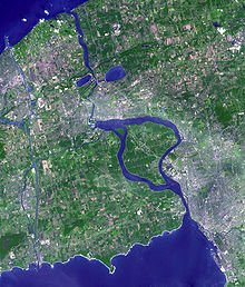 uzaydan iki su kütlesi ve iki yarımada gösteren uydu fotoğrafı