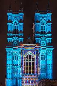 Luz colorida projetada na abadia para o Festival Lumiere 2016