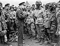 Eisenhower parla con alcuni paracadutisti della 101ª divisione aviotrasportata il 5 giugno 1944, giorno precedente il D-Day