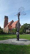 Denkmal Eckhard Herrmanns für die Brüder Lilienthal vor der Anklamer Marienkirche (zeitweilig wegen Hausneubau demontiert)