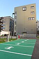 IZR-Rückseite und Ladestationen für Elektrofahrzeuge im Innenhof der Universität