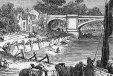 Drawing of a river bank lined by a road on which people and horse-drawn wagons are passing, with an arched bridge in the background and a boat, on which a man is raising a sail, in the foreground