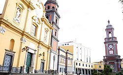 Plaza de Frattamaggiore, con a ilesia