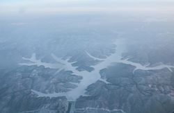 Letecký snímek nádrže spolu s přehradou
