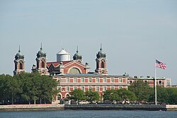 Ellis Islandin siirtolaismuseo kuvattuna Liberty Islandilta