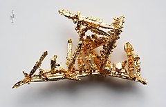 Kryształy złota o czystości 99,99% wytworzone metodą reakcji transportu chemicznego w atmosferze chloru