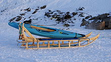 Kulusuk, Groenlandia. Il vecchio e il nuovo: kayak su una slitta trainata da cani.