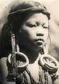 Seorang kanak-kanak perempuan Punan, terdapat beberapa puak Dayak dikenali melalui cuping telinga mereka yang dipanjangkan melalui anting-anting besi (1931-1932)