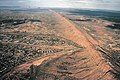 Luftaufnahme von Alice Springs, die einen Höhenzug der MacDonnell Ranges sowie den durchtrennenden Heavitree Gap zeigt