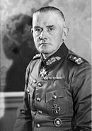 Photographie en noir et blanc du général Blomberg, en uniforme, arborant ses décorations en 1934