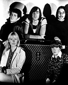 The Velvet Underground noong 1966. Clockwise mula sa kaliwang kaliwa: Lou Reed, Sterling Morrison, John Cale, Maureen Tucker, Nico.