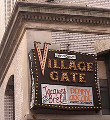 Photographie en couleur du détail d'une façade new-yorkaise, le panneau lumineux annonçant la comédie musicale.