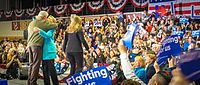Bill abrazando a su esposa Hillary en un mítin de campaña en New Hampshire, acompañados de su hija Chelsea.