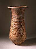 Vas ceremonial; 2600-2450 î.Hr.; teracotă cu vopsea neagră; 49,53 × 25,4 cm; Muzeul de Artă al Comitatului Los Angeles (SUA)