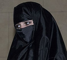 Femme en niqab, considéré comme voile intégral.