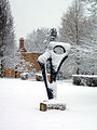 La statue à l'extérieur de l'ancienne loge du portier dans la neige, "Achaean" de Barbara Hepworth.