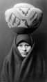 فتاة من قبيلة الزوني الأصلية في أمريكا ترتدي ما يشبه الحجاب.