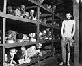 31. Összezsúfolt zsidó kényszermunkások a Buchenwald melletti koncentrációs táborban (Jéna közelében) 1945. április 16. Az erdélyi Elie Wiesel balról a hetedik a második sorban. (javítás)/(csere)