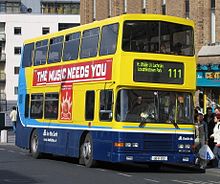 Un autobus urbano a due piani in servizio a Dublino