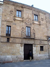 Casa de las Muertes (Salmanca), de Juan de Álava (ca. 1500).-El Siglo de fray Luis de León, Salamanca y el Renacimiento, exposición, Universidad de Salamanca, pg. 42-