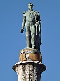 Statue du comte de Boigne avant restauration, après 175 ans au sommet de la fontaine.