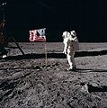 Neil Armstrong og Edwin Aldrin tóku dust og grót, ið skuldi verða kannað, og settu amerikanska flaggið á mánan, áðrenn teir fóru inn í aftur far sítt.