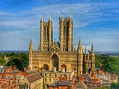 Fachada-pantalla (1220-1230) y torres de la catedral de Lincoln, temprano gótico inglés, para John Ruskin, «la más valiosa obra de arquitectura de las islas británicas»