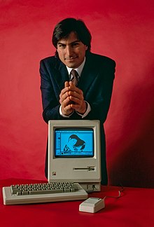 Steve Jobs promovendo o Macintosh 128k em janeiro de 1984