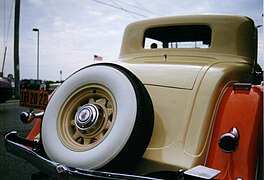 Firestone Deluxe Champion Whitewall sparetire (with thick white band) on a 1932 Nash Coupe