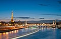 Sông Seine, cầu Alexandre III và tháp Eiffel lúc hoàng hôn.