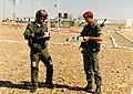 Soldado colombiano de la Fuerza Multinacional de Paz y Observadores boina terracota, con piloto canadiense en 1989.