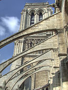 ヨーロッパの建物は、中世のものも、現代のものも、多くが石を主要な建築材料として用いている。この写真は中世に建造されたフランス、パリのノートルダム大聖堂。