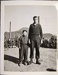 서울에서 생포된 12살의 인민군 송종태 이등병과 미군 Desert B Knight 일병. 송 이병은 "Bugs Bunny"를 닮았다고 해서 "Bugs"라는 별명이 붙었다: 1951년 1월 14일 Angus J Walker 소령 촬영