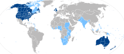 Az angol mint hivatalos nyelv első szintű (sötétkék) és második szintű (világoskék) elterjedtsége