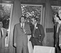 Prins Bernhard in de werkkamer van ambassadeur Philip Young, 25 juni 1959 (Nationaal Archief)