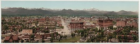 صُورة پانوراميَّة تاريخيَّة لدنڤر، عاصمة ولاية كولورادو الأمريكيَّة، حوالي سنة 1898م. المبنى المُقبب على الجانب الأيسر هو محكمة مُقاطعة أراپاهو، هُدمت في سنة 1933م. ويُمكن رُؤية فندق قصر براون على الجانب الأيمن